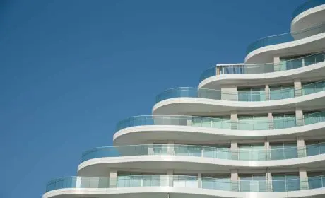 Immeuble résidentiel contemporain avec terrasses dans un programme immobilier neuf