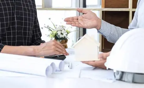Échange entre professionnels de l’immobilier autour d’un projet de construction