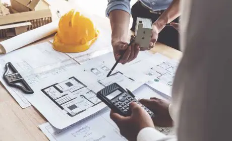 Étude de plans et maquette d’un projet immobilier en phase de conception