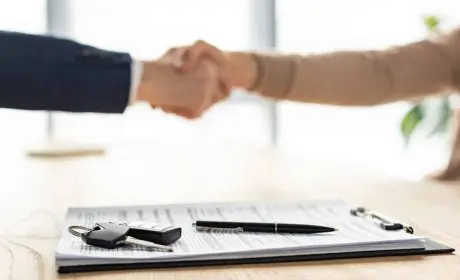 Signature d’un contrat immobilier lors de la vente d’un logement