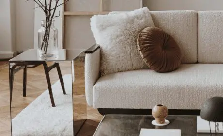 Salon moderne et lumineux dans un logement neuf, illustration du confort et de la qualité des finitions en achat immobilier.