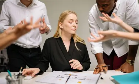 Portrait d’une femme avec une expression neutre dans un contexte professionnel