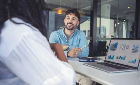 Deux personnes discutant dans un contexte professionnel pour un projet immobilier de 3J Promotion.