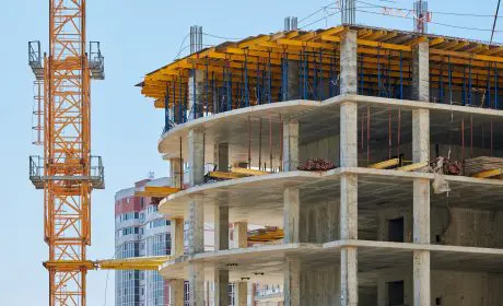 construction d'un immeuble avec échafaudages