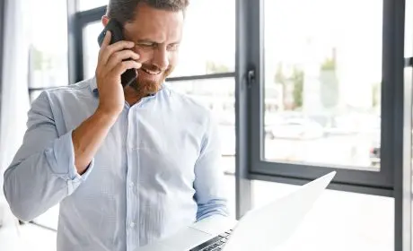Investisseur étudiant un dossier d'appartement