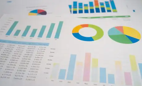 Feuille avec tableaux et pourcentage d'une offre de prêt bancaire