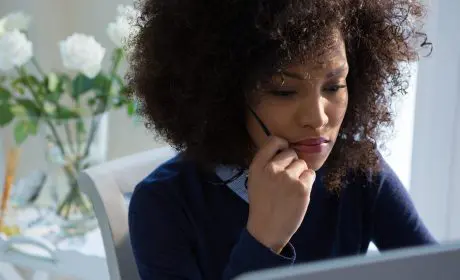 femme qui réfléchit devant son ordinateur