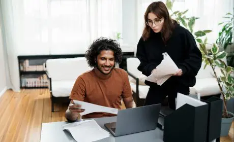 Couple constituant son dossier de prêt immobilier